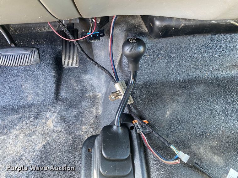 image for item JW9186 2005 Ford F250 Super Duty  utility bed pickup truck