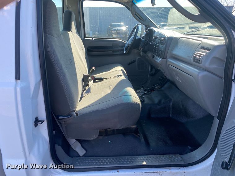 image for item JW9186 2005 Ford F250 Super Duty  utility bed pickup truck