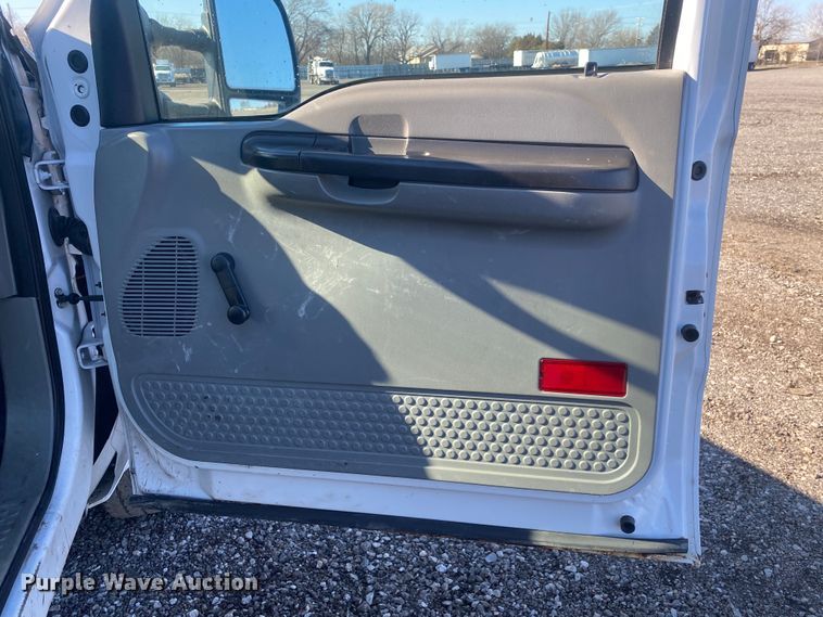 image for item JW9186 2005 Ford F250 Super Duty  utility bed pickup truck