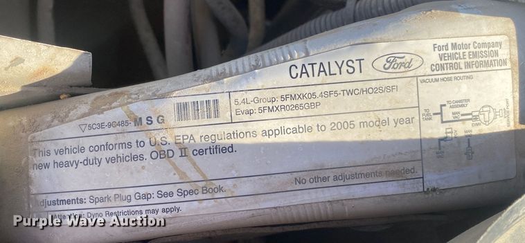 image for item JW9186 2005 Ford F250 Super Duty  utility bed pickup truck