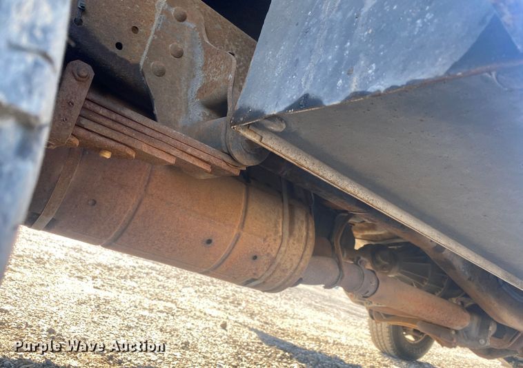 image for item JW9186 2005 Ford F250 Super Duty  utility bed pickup truck