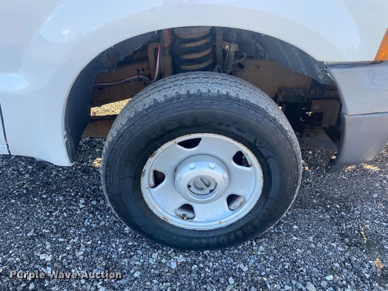 image for item JW9186 2005 Ford F250 Super Duty  utility bed pickup truck