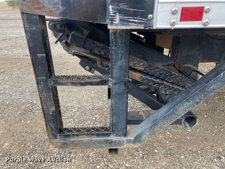 image for item JW9205 2005 Freightliner Business Class M2  box truck