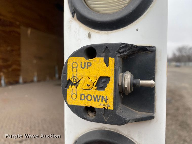 image for item JW9205 2005 Freightliner Business Class M2  box truck