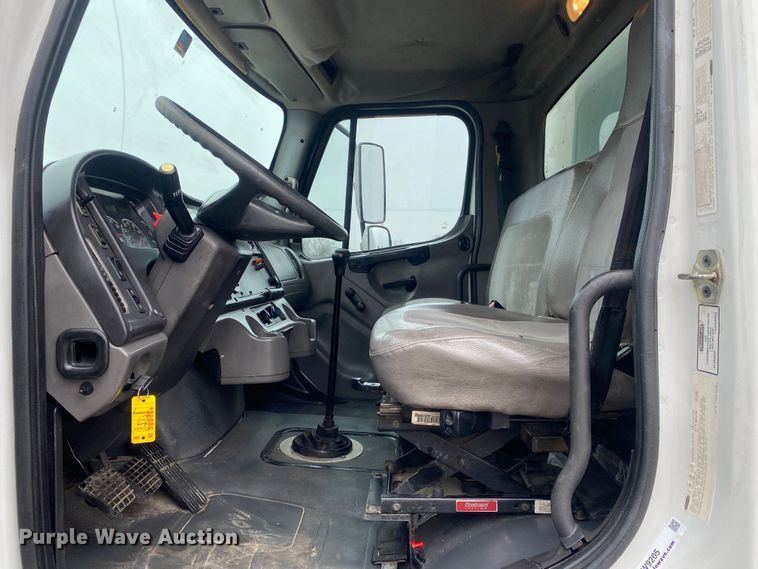 image for item JW9205 2005 Freightliner Business Class M2  box truck