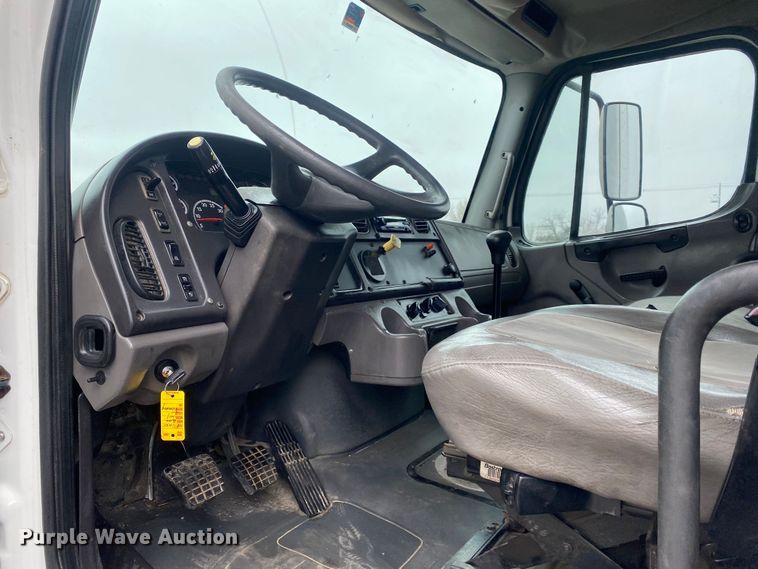 image for item JW9205 2005 Freightliner Business Class M2  box truck