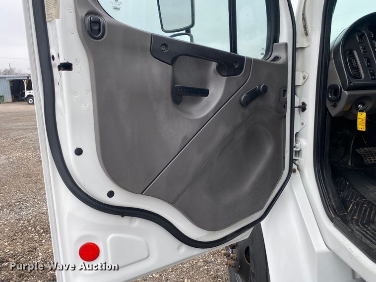 image for item JW9205 2005 Freightliner Business Class M2  box truck