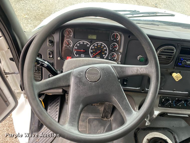 image for item JW9205 2005 Freightliner Business Class M2  box truck