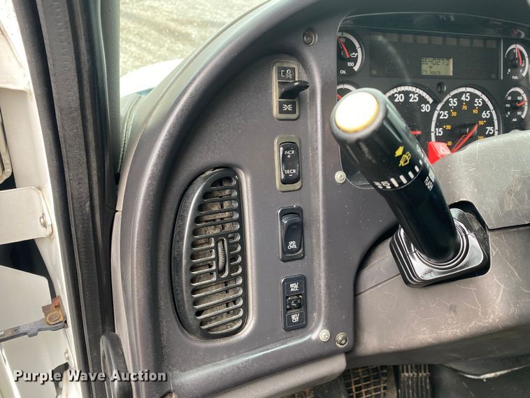 image for item JW9205 2005 Freightliner Business Class M2  box truck