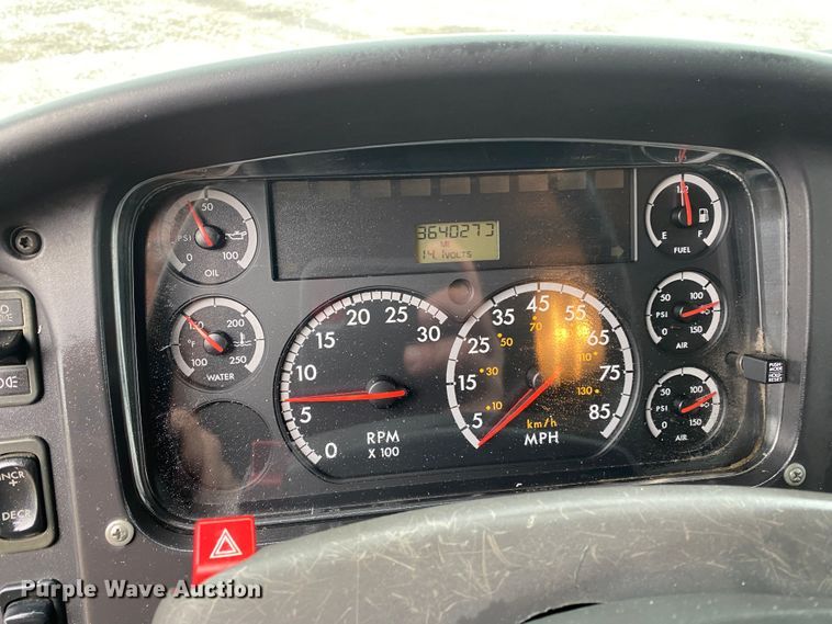 image for item JW9205 2005 Freightliner Business Class M2  box truck