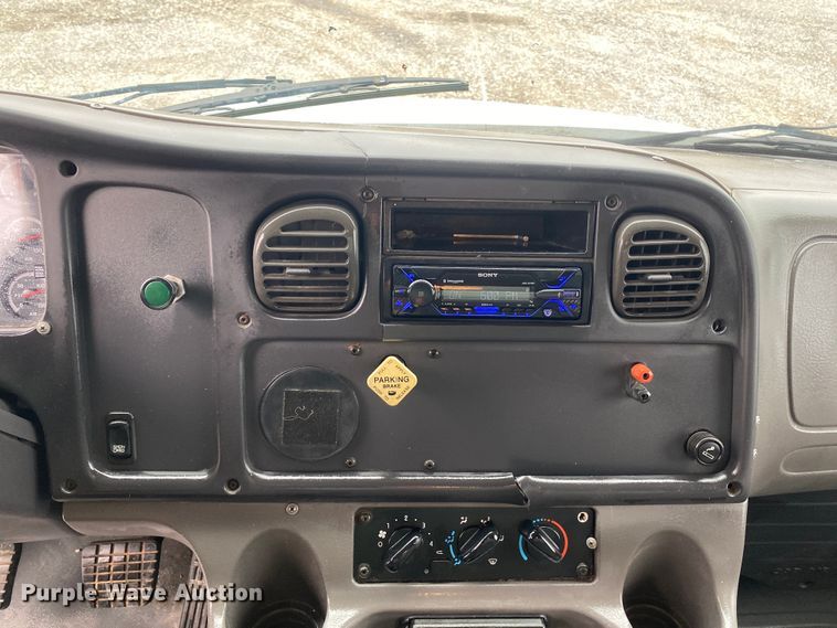 image for item JW9205 2005 Freightliner Business Class M2  box truck