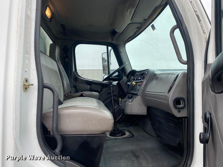 image for item JW9205 2005 Freightliner Business Class M2  box truck