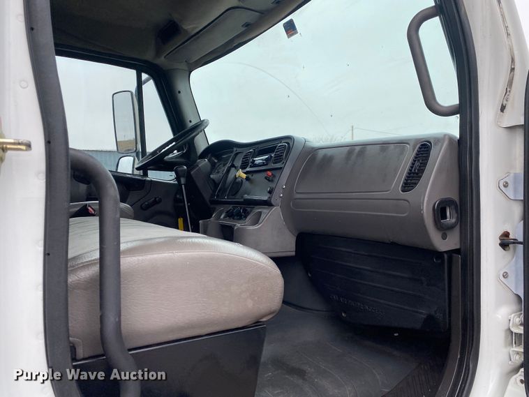 image for item JW9205 2005 Freightliner Business Class M2  box truck