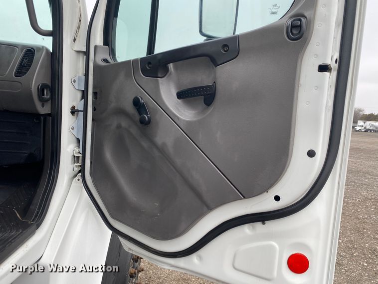 image for item JW9205 2005 Freightliner Business Class M2  box truck