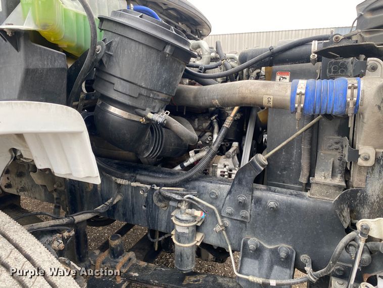 image for item JW9205 2005 Freightliner Business Class M2  box truck