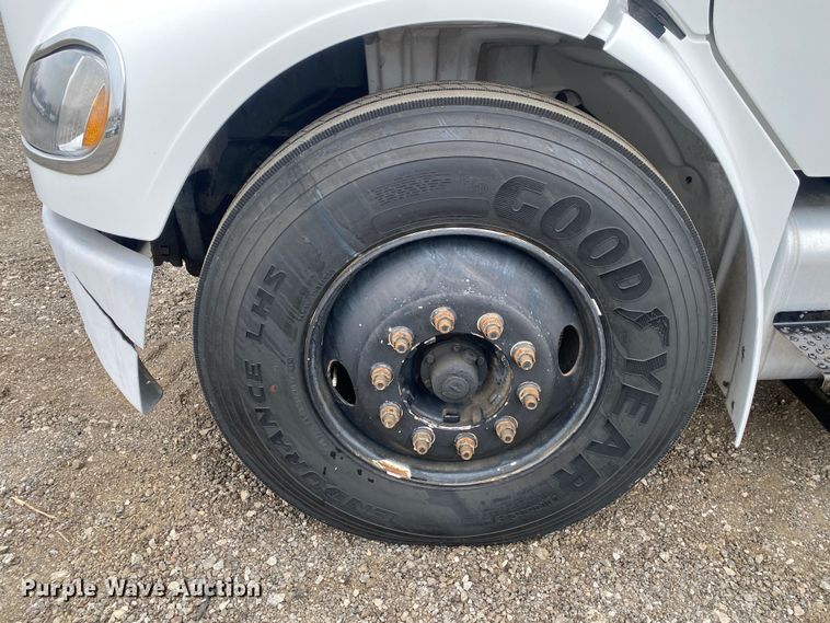 image for item JW9205 2005 Freightliner Business Class M2  box truck