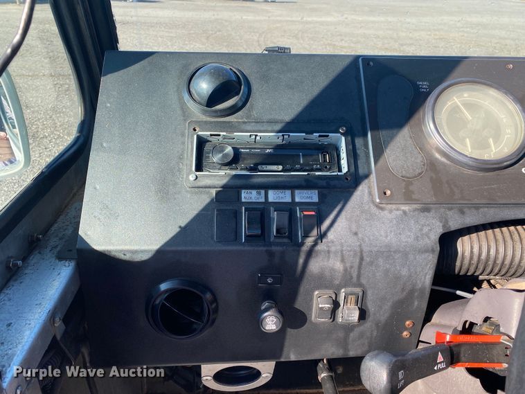 image for item JW9286 2005 Freightliner MT55  delivery van