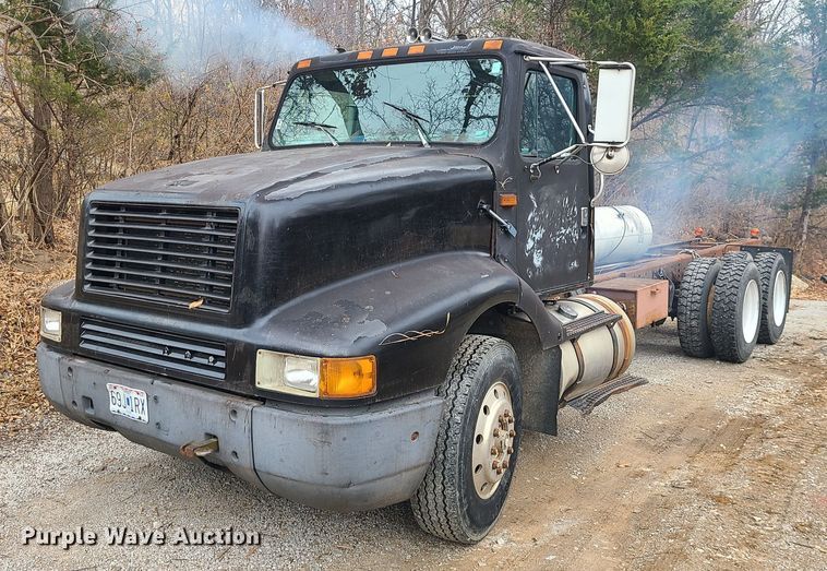 image for item JW9882 1995 International 8200  truck cab and chassis