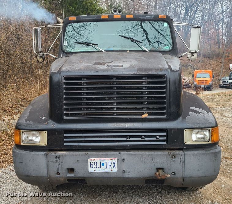 image for item JW9882 1995 International 8200  truck cab and chassis