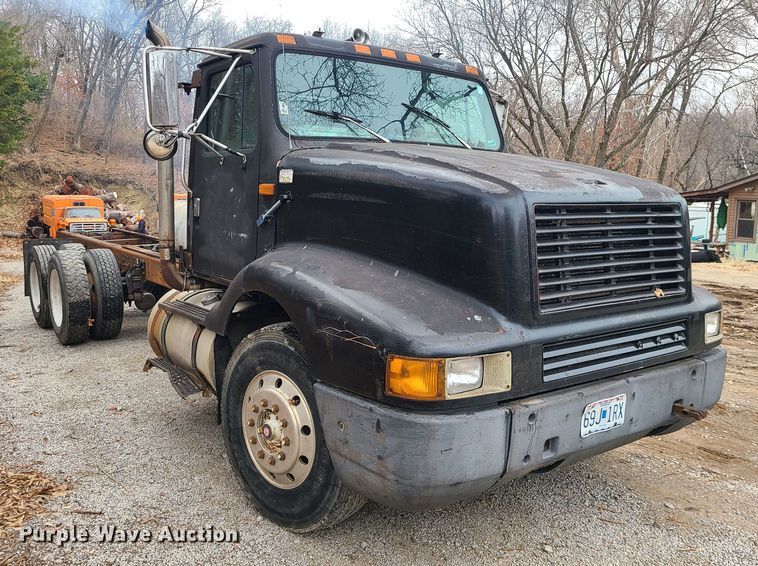 image for item JW9882 1995 International 8200  truck cab and chassis