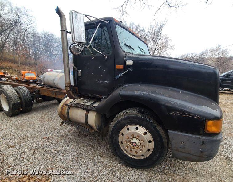 image for item JW9882 1995 International 8200  truck cab and chassis