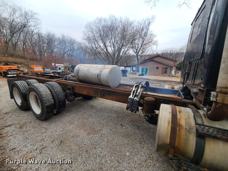 image for item JW9882 1995 International 8200  truck cab and chassis