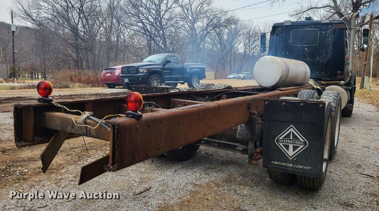 image for item JW9882 1995 International 8200  truck cab and chassis