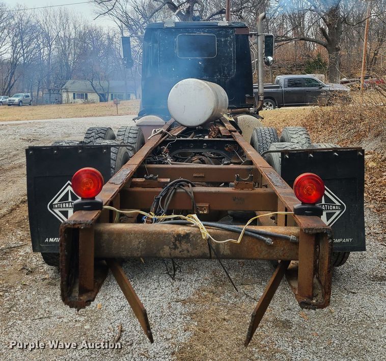 image for item JW9882 1995 International 8200  truck cab and chassis