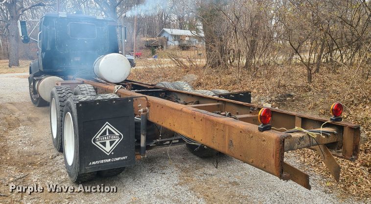 image for item JW9882 1995 International 8200  truck cab and chassis