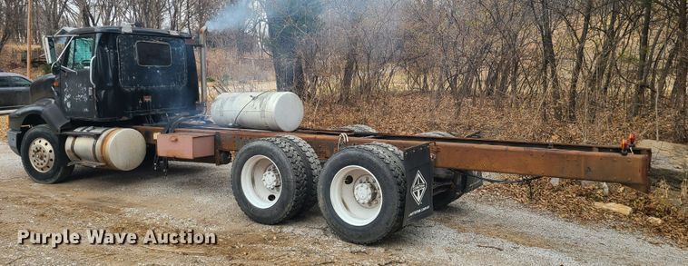 image for item JW9882 1995 International 8200  truck cab and chassis