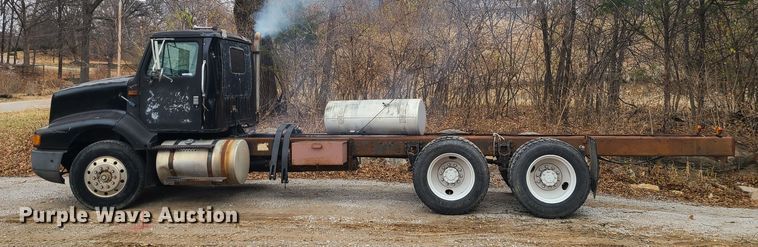 image for item JW9882 1995 International 8200  truck cab and chassis