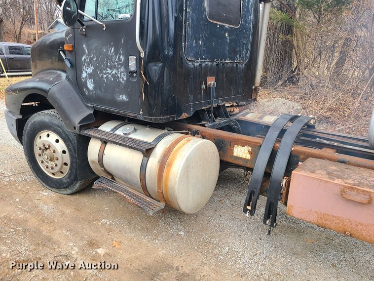 image for item JW9882 1995 International 8200  truck cab and chassis