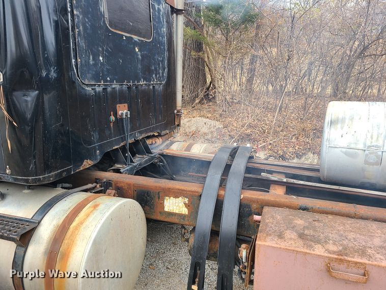 image for item JW9882 1995 International 8200  truck cab and chassis