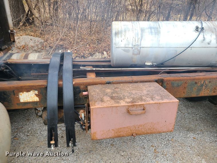 image for item JW9882 1995 International 8200  truck cab and chassis