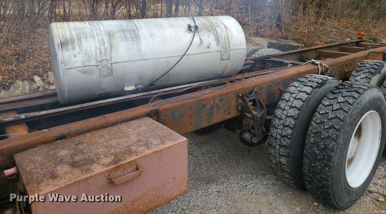 image for item JW9882 1995 International 8200  truck cab and chassis