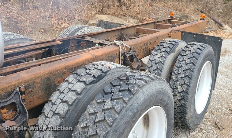 image for item JW9882 1995 International 8200  truck cab and chassis