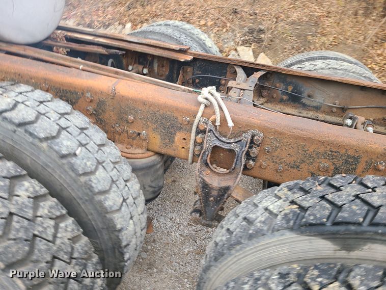 image for item JW9882 1995 International 8200  truck cab and chassis