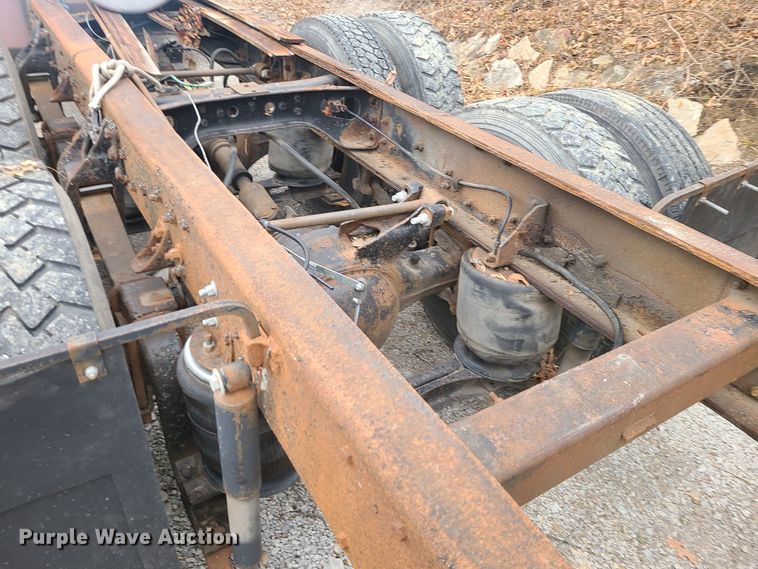 image for item JW9882 1995 International 8200  truck cab and chassis