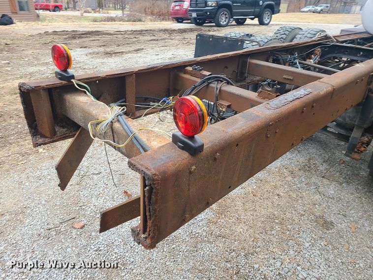 image for item JW9882 1995 International 8200  truck cab and chassis