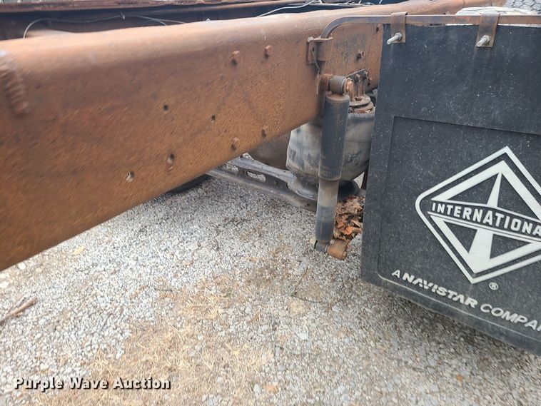 image for item JW9882 1995 International 8200  truck cab and chassis