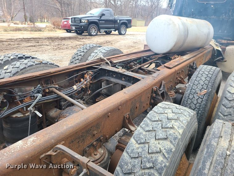 image for item JW9882 1995 International 8200  truck cab and chassis