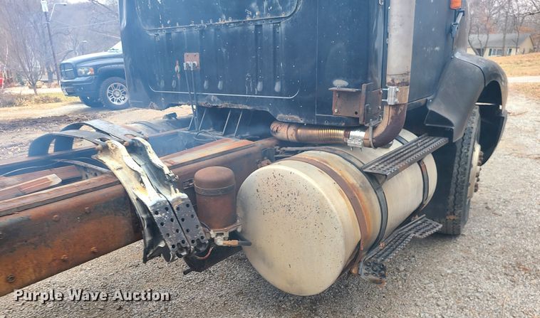 image for item JW9882 1995 International 8200  truck cab and chassis