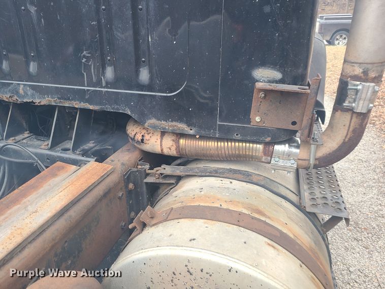 image for item JW9882 1995 International 8200  truck cab and chassis