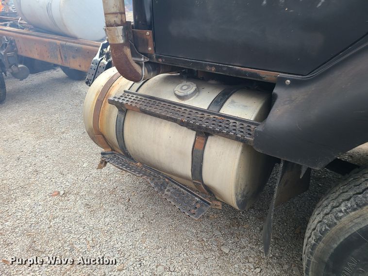 image for item JW9882 1995 International 8200  truck cab and chassis