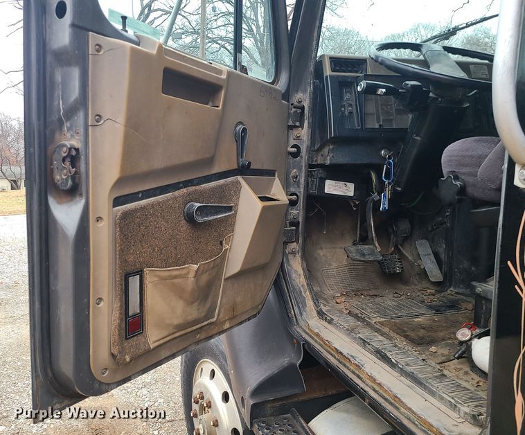 image for item JW9882 1995 International 8200  truck cab and chassis