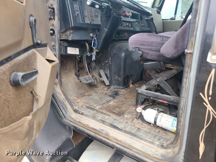 image for item JW9882 1995 International 8200  truck cab and chassis