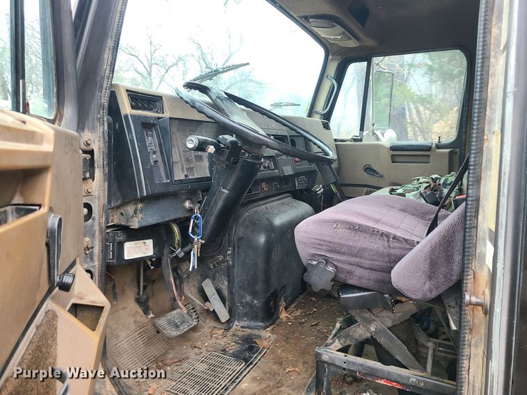 image for item JW9882 1995 International 8200  truck cab and chassis