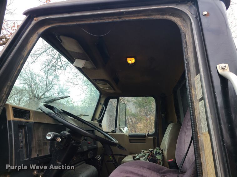 image for item JW9882 1995 International 8200  truck cab and chassis