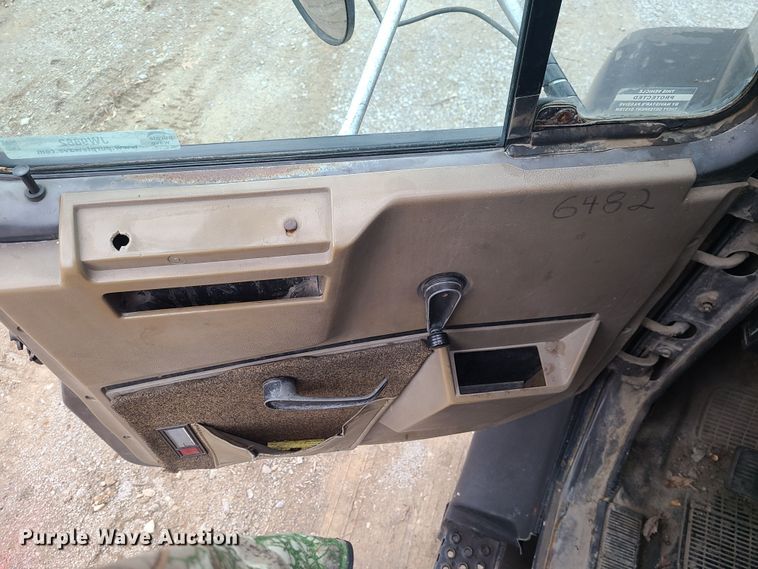 image for item JW9882 1995 International 8200  truck cab and chassis