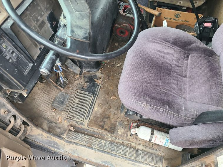 image for item JW9882 1995 International 8200  truck cab and chassis